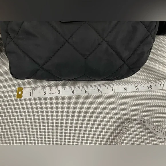 Marc Jacobs quilted purse. Crossbody, w/adjustable strap, internal pocket. Black - Picture 10 of 12